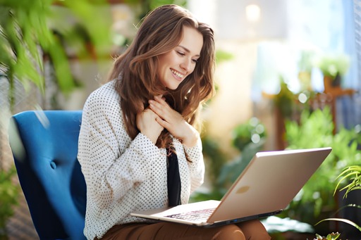 online terapi seansı esnasında gülen bir danışan