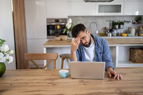 online terapist ile görüşen bir danışan