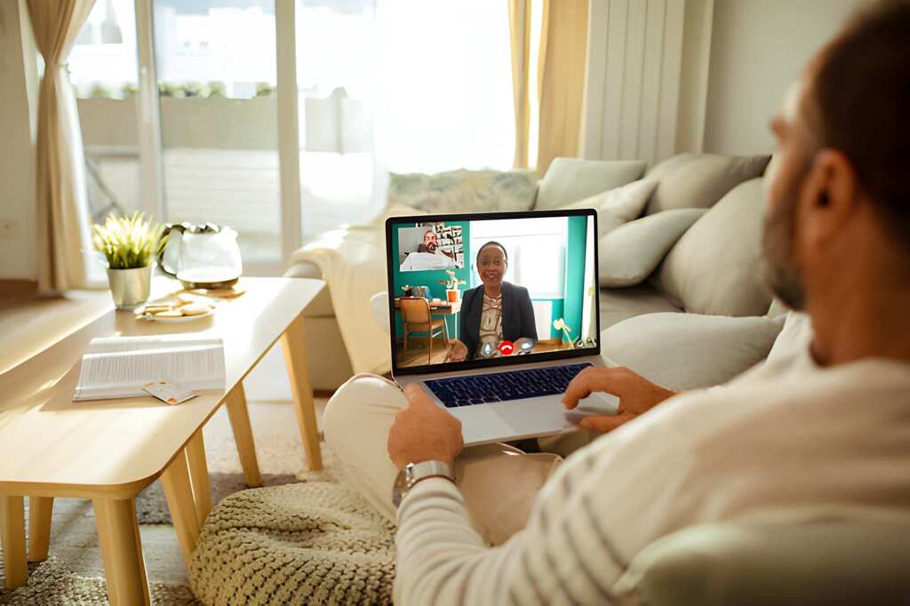 internetten terapi veren bir terapist ekranda