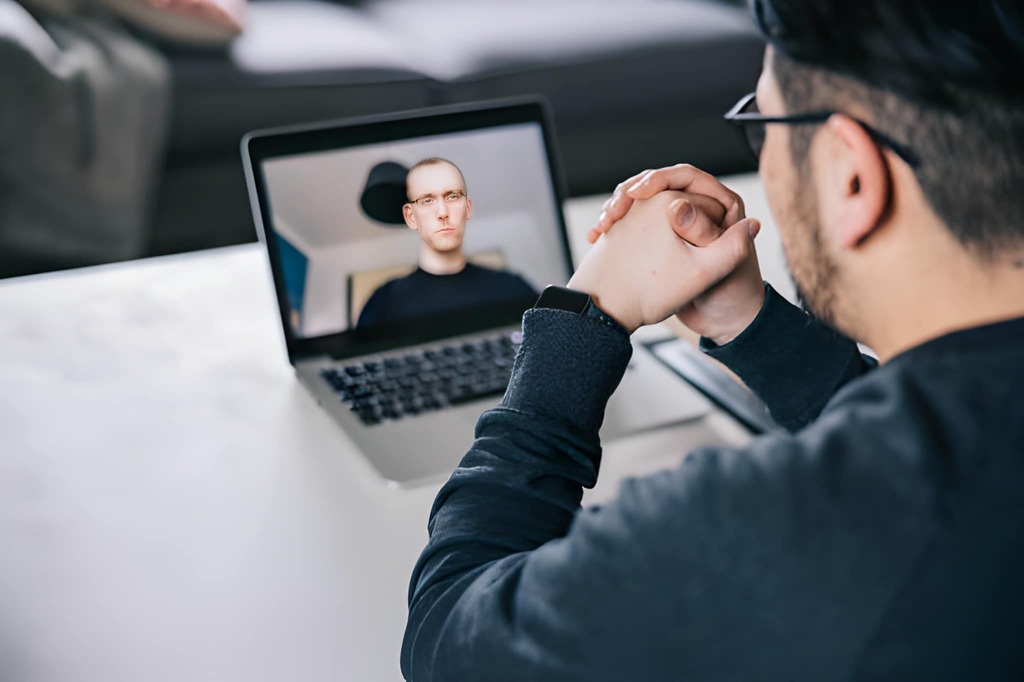 panik atak için online psikolog desteği alan bir danışan görseli